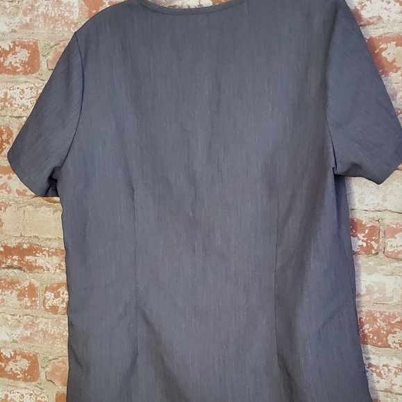 FIGS technical collection Scrub top - Picture 4 of 4